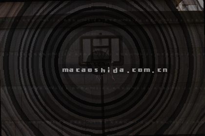 选手握紧球拍 汗水滴落赛场